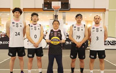 SS選手陣と市長の集合写真
