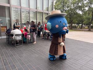 アビスタでの街頭啓発のうなきちさんと参加者